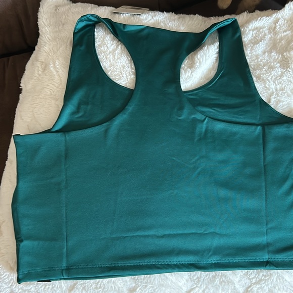 COPY - 🎀New Levi's Cropped top🎀 - Picture 3 of 4